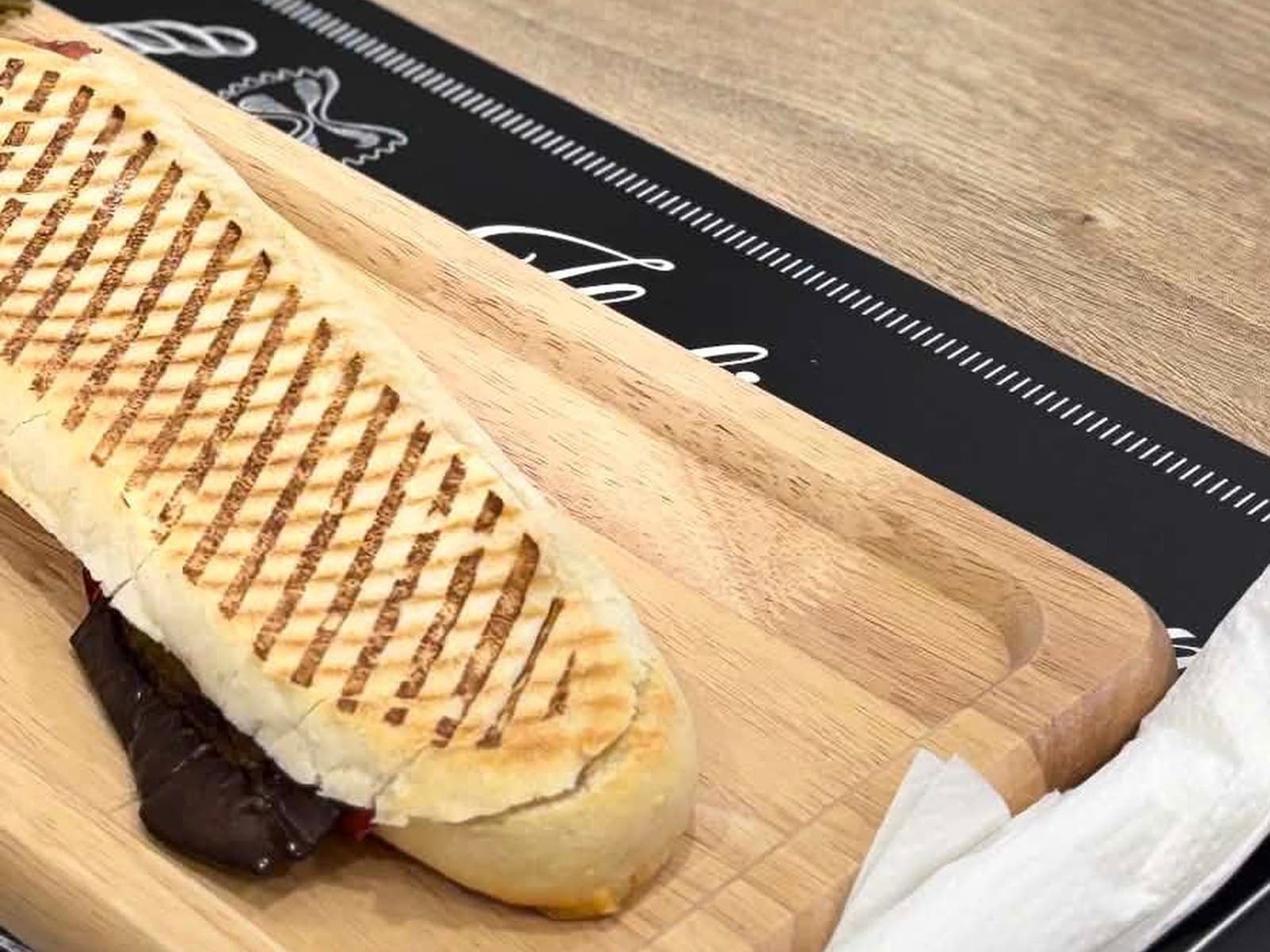 Un panini sorti du gril, marques de cuisson sur le pain